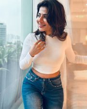 Sexy Iswarya Menon in a White Full Sleeve Top and Blue Jeans Photos 02
