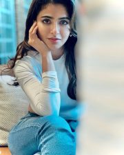 Sexy Iswarya Menon in a White Full Sleeve Top and Blue Jeans Photos 03