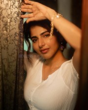 Sexy Iswarya Menon in an Off White Kurti Photos 02