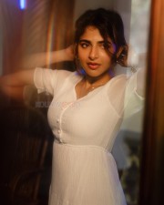 Sexy Iswarya Menon in an Off White Kurti Photos 03