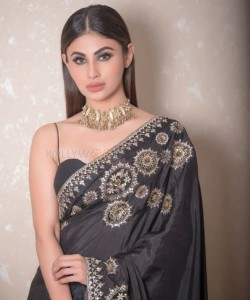 Sexy Mouni Roy in Black Printed Saree Pictures 01