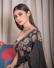 Sexy Mouni Roy in Black Printed Saree Pictures 02 Sexy Mouni Roy in Black Printed Saree Pictures 02