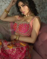 Sexy Mouni Roy in Hot Pink Banarsi Woven Lehenga Photo 01 Sexy Mouni Roy in Hot Pink Banarsi Woven Lehenga Photo 01