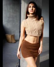 Sexy Vaani Kapoor in a Cropped Woolen Co Ord Set Photos 02