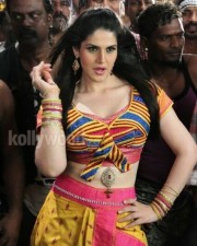 Sexy Zarine Khan At Naan Rajavaaga Pogiren Movie Stills