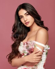 Sonal Chauhan Pink Cleavage Photo 01