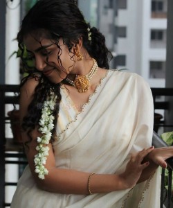 18 Pages Heroine Anupama Parameswaran Beautiful Saree Photoshoot Pictures 01