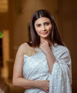 Actress Daisy Shah in a White Saree Photoshoot Pictures 03