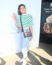 Actress Divinaa Thackur spotted at Airport Arrival Pictures