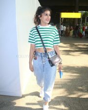 Actress Divinaa Thackur spotted at Airport Arrival Pictures