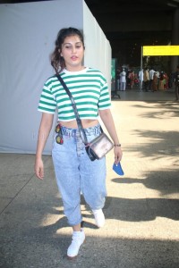 Actress Divinaa Thackur spotted at Airport Arrival Pictures