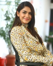 Actress Mrunal Thakur at Sita Ramam Movie Interview Photos 12 Actress Mrunal Thakur at Sita Ramam Movie Interview Photos 12