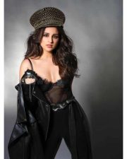 Actress Parineeti Chopra Sexy Photoshoot Pictures 07