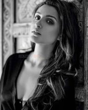 Actress Parineeti Chopra Sexy Photoshoot Pictures 08