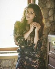Actress Parineeti Chopra Sexy Photoshoot Pictures 09