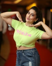 Anchor Manjusha wearing Yellow T Shirt Photos 04