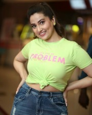 Anchor Manjusha wearing Yellow T Shirt Photos 13