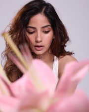 Beautiful and Gorgeous Kashmira Pardeshi Pictures 03