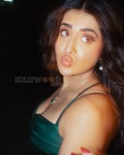 Bewitching Rashi Singh Cleavage in a Emerald Green Satin Strapless Sweetheart Dress Photos 03