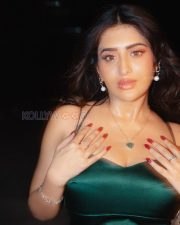 Bewitching Rashi Singh Cleavage in a Emerald Green Satin Strapless Sweetheart Dress Photos 04