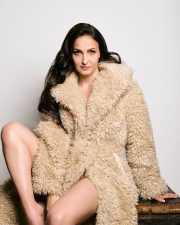 Bold Elli Avrram in a Beige Overcoat Photoshoot Pictures 01
