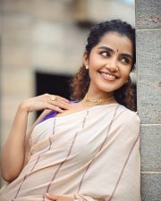 Bubbly Beauty Anupama Parameswaran in a Light Saree with a Sleeveless Purple Blouse Photos 05