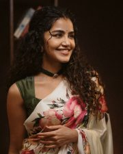 Cute Anupama Parameswaran in a Floral Rose Printed Saree and Sleeveless Blouse Pictures 06