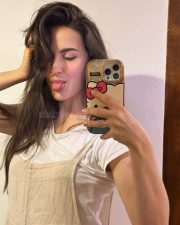 Cute Model Elli AvrRam Selfie Photos 02