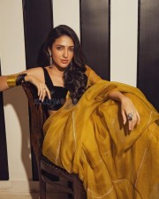 Dreamy Beauty Neha Shetty in a Golden Saree with Black Sleeveless Blouse Photos 06