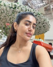 Effortless Actress Rashi Singh in a Black scoop neck tank top Photos 01