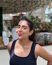 Effortless Actress Rashi Singh in a Black scoop neck tank top Photos 02