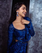 Elegant Anupama Parameswaran in a Blue and Black Printed Saree Photos 04
