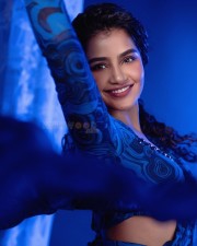 Elegant Anupama Parameswaran in a Blue and Black Printed Saree Photos 07