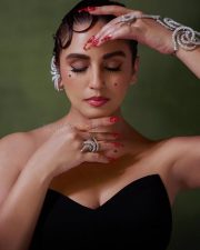 Elegant Huma Qureshi in a Black Strapless Gown at Vivienne Westwood Fashion Show Pictures 03