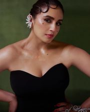 Elegant Huma Qureshi in a Black Strapless Gown at Vivienne Westwood Fashion Show Pictures 04