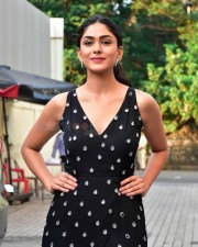 Elegant Mrunal Thakur in Black Photo 01 Elegant Mrunal Thakur in Black Photo 01