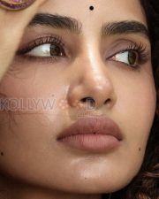 Enchanting Actress Anupama Parameswaran in a Maroon Floral Printed Saree Photos 01 Enchanting Actress Anupama Parameswaran in a Maroon Floral Printed Saree Photos 01