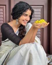 Enchanting Anupama Parameswaran in a White Traditional Saree with Black Blouse Pictures 03