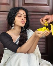 Enchanting Anupama Parameswaran in a White Traditional Saree with Black Blouse Pictures 04