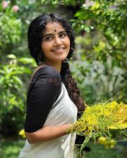 Enchanting Anupama Parameswaran in a White Traditional Saree with Black Blouse Pictures 07