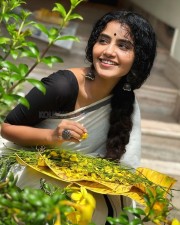 Enchanting Anupama Parameswaran in a White Traditional Saree with Black Blouse Pictures 10
