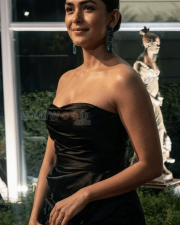 Glamorous Actress Mrunal Thakur in a Black Strapless Satin Gown Photos 01