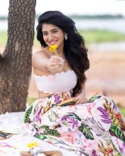 Gorgeous Rashi Singh in a White Bustier with a Flowy Floral Skirt Photos 04