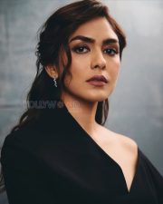Hai Jawani Toh Ishq Hona Hai Actress Mrunal Thakur in a Black Off Shoulder Gown Photos 02