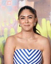 Hai Jawani Toh Ishq Hona Hai Actress Mrunal Thakur in a Blue White Striped Strapless Dress Photos 03