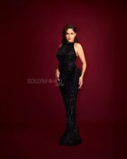 Heroine Mrunal Thakur in a Sleeveless Black Body Hugging High Shine Gown Photos 06