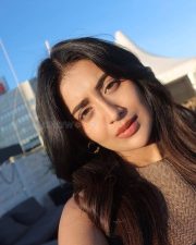 Heroine Rashi Singh Selfie Photos 03