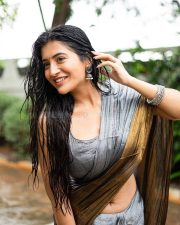 Hot Rashi Singh Navel in a Golden Grey Saree with Matching Sleeveless Blouse Photos 02