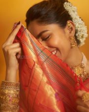 Majestic Actress Mrunal Thakur in a Teal Paithani Silk Saree With Red Border Photos 03