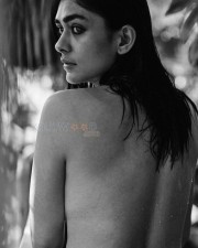 Mrunal Thakur Topless Back Photo 01 Mrunal Thakur Topless Back Photo 01